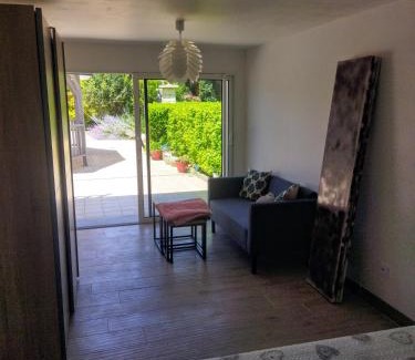 Saint-Lattier Apartment | studio a la campagne