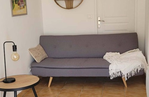 Vitrolles-en-Luberon Apartment | Studio Apartment 'Au Coeur Du Luberon' with Shared Terrace and Wi-Fi