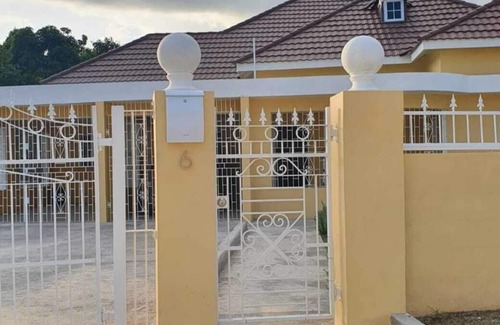 Ziadie Gardens House | Studio Apartment for vacation rental in Kingston