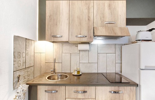 Aosta Apartment | Studio Apartment 'Il Capriolo Aosta' with Mountain View, Shared Garden and Wi-Fi