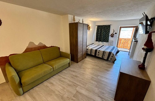 Aosta Apartment | Studio Apartment 'Il Capriolo Aosta' with Mountain View, Shared Garden and Wi-Fi
