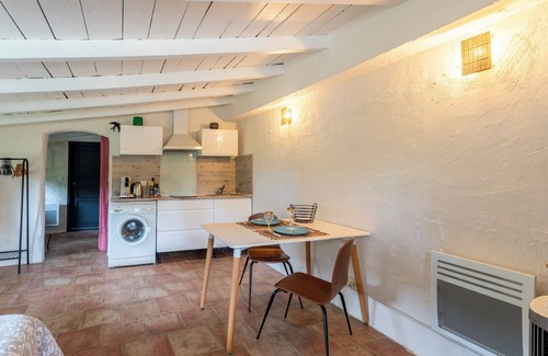 Apt Apartment | Studio Apartment 'Maison Marvic, Studio dans les pins' with Shared Pool, Wi-Fi and Air Conditioning