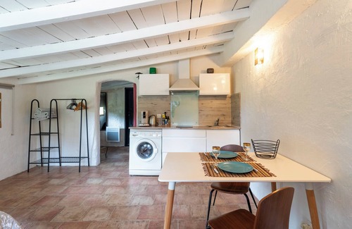 Apt Apartment | Studio Apartment 'Maison Marvic, Studio dans les pins' with Shared Pool, Wi-Fi and Air Conditioning