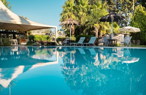 Aradeo Apartment | Studio Apartment 'Tenuta San Trifone Limone' with Shared Pool, Wi-Fi and Air Conditioning