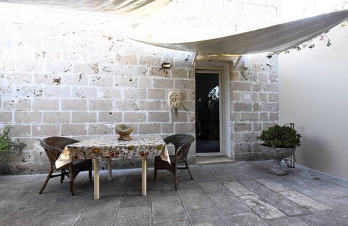 Il Monte Apartment | Studio Apartment with kitchenette, patio and private parking