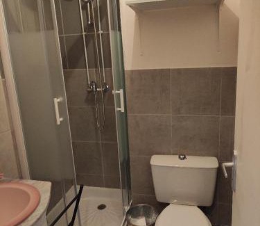Peronnas Apartment | Studio au calme