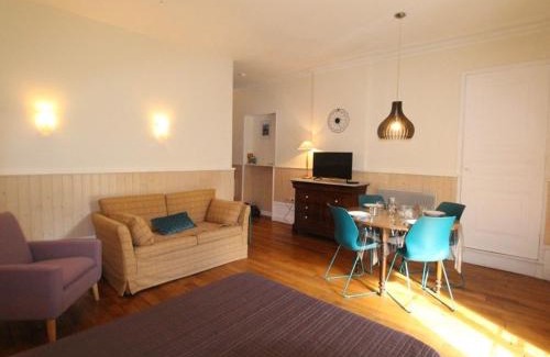 Bagneres-de-Luchon Apartment | Studio au centre avec ascenseur et animaux admis - FR-1-313-163