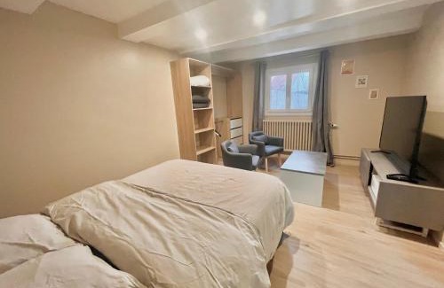 Funay - Bruyeres House | Studio avec cuisine, salle de bain et garage privé proximité 24h