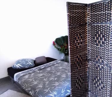 Les Abymes Apartment | Studio avec sa terrasse et son jardinet dans un écrin de verdure