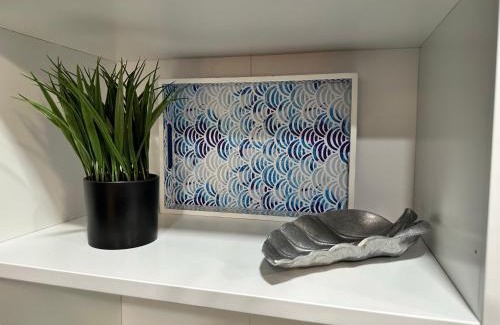 Wayne Apartment | Studio, Beautiful & Convenient Downtown Devon