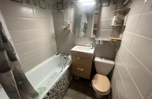 Les Angles Apartment | Studio Cabine au Centre des Angles avec Balcon, Casier à Skis, et Kitchenette Équipée - FR-1-593-86
