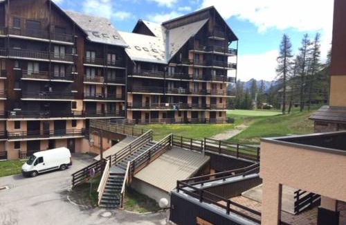 Risoul Apartment | Studio cabine avec accès direct aux pistes, balcon, et piscine - 4 couchages, Risoul 1850 - FR-1-330-518