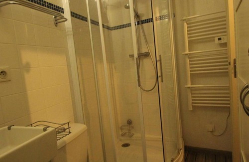 Bagneres-de-Luchon Apartment | Studio Cabine RDC pour 2/3 Pers avec Jardin, Parking, LL, LV, Wifi - Proche Thermes et Télécabine - FR-1-313-223