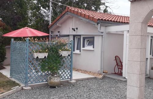 Vendat Apartment | Studio champêtre avec piscine partagée et Wifi près de Vichy - FR-1-489-230