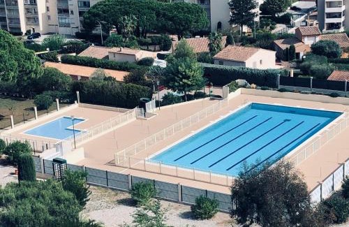 Sainte-Maxime Apartment | Studio climatisé avec piscine, vue mer