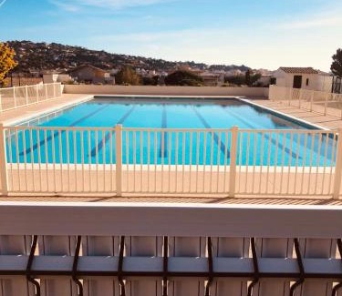 Sainte-Maxime Apartment | Studio climatisé avec piscine, vue mer