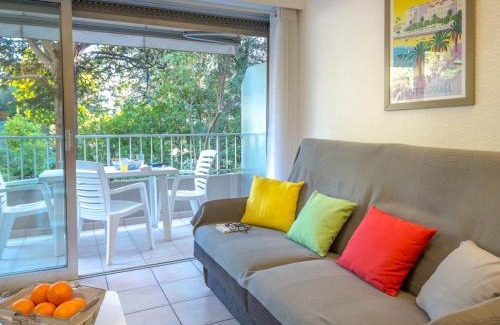 Saint-Raphael Apartment | Studio Climatisé Proche Plage et Commerces avec Balcon, Parking, et WiFi à Saint-Raphaël - FR-1-466A-32