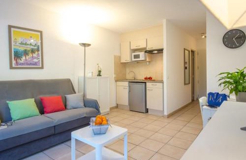 Saint-Raphael Apartment | Studio Climatisé Proche Plage et Commerces avec Balcon, Parking, et WiFi à Saint-Raphaël - FR-1-466A-32