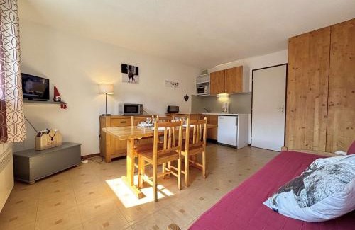 Notre-Dame-de-Bellecombe Apartment | Studio cosy à Notre-Dame-de-Bellecombe, proche des pistes et commerces - 4 pers, balcon, parking - FR-1-595-25