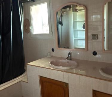 Martigues Apartment | Studio cosy équipé, deux couchages , près des collines de Martigues