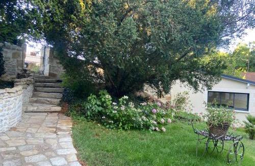 Varennes-Vauzelles Apartment | Studio Cosy dans les granges d un château accès spa