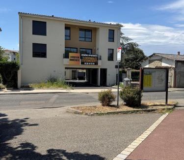 Saint-Bonnet-de-Mure Apartment | Studio Cosy Le Cocon au calme