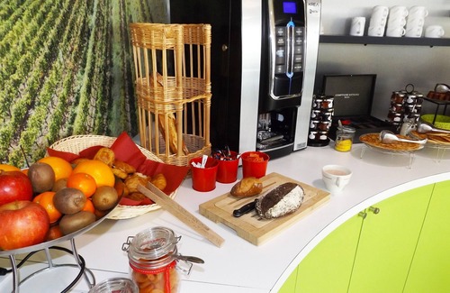 Bassins a Flot Apartment | Studio Cosy Près du Cité du Vin, Wi-Fi Gratuit!