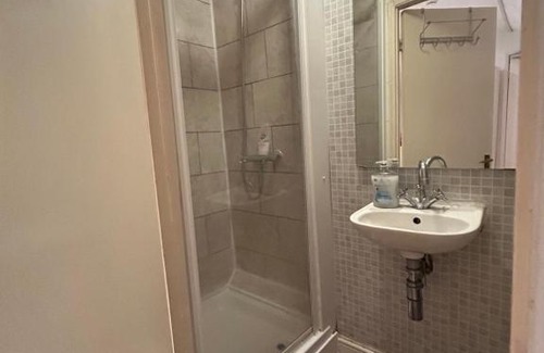 Bensham Manor Apartment | Studio Flat In Croydon