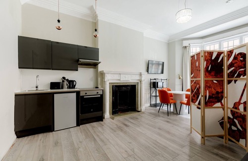 Royal Borough of Kensington and Chelsea Apartment | Studio Flat in the Heart of High Street Kensington