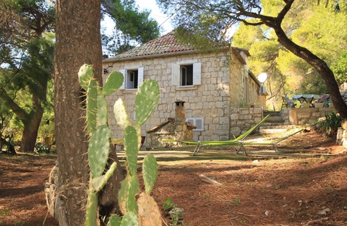 Milna Apartment | Studio flat with terrace and sea view Milna, Vis (AS-8490-a)