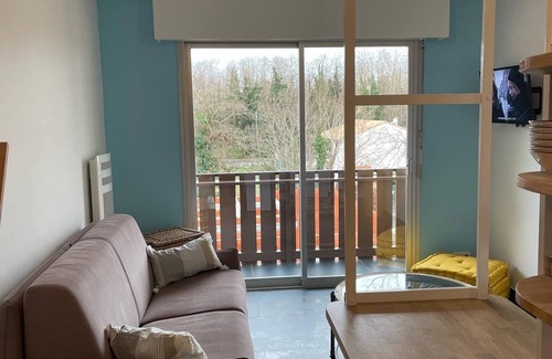 Saint-Georges-de-Didonne Apartment | Studio Apartment 'Industrialo' with Balcony and Wi-Fi