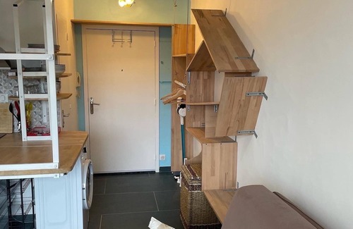 Saint-Georges-de-Didonne Apartment | Studio Apartment 'Industrialo' with Balcony and Wi-Fi