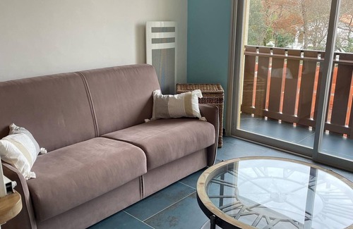 Saint-Georges-de-Didonne Apartment | Studio Apartment 'Industrialo' with Balcony and Wi-Fi