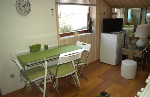 Zagreb Apartment | STUDIO GREEN near city center, free parking, wifi, at banks of river Sava