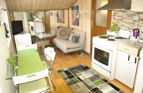 Zagreb Apartment | STUDIO GREEN near city center, free parking, wifi, at banks of river Sava