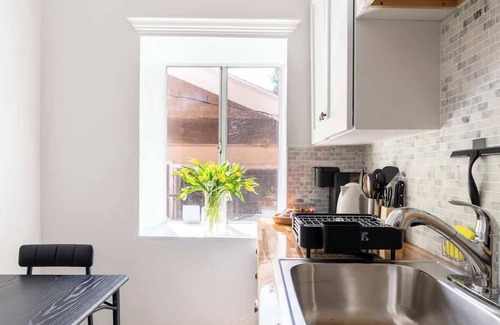 Hollywood Hills Apartment | Studio Hideaway in Beachwood