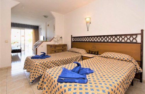 Costa Adeje Hotel | Studio Hotel Apt, in Costa Adeje, Few Minutes Walk To Beach, Shops & Bars