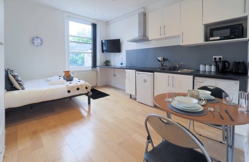 Kilburn Apartment | Studio In Centre Of Kilburn With kitchen and Cooking facilities (Self Contained)