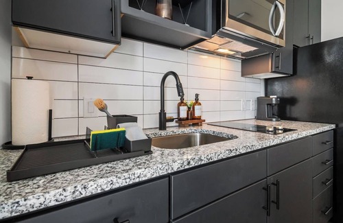 Neartown Apartment | Studio in Downtown Houston | Shared Pool & Gym