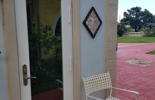 Mango Groves Apartment | Studio in historic district in Lake Worth Florida