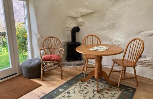 Mawddwy Apartment | Studio in medieval Welsh farmhouse