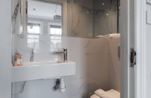 Royal Borough of Kensington and Chelsea Apartment | Studio in the Heart of High Street Kensington
