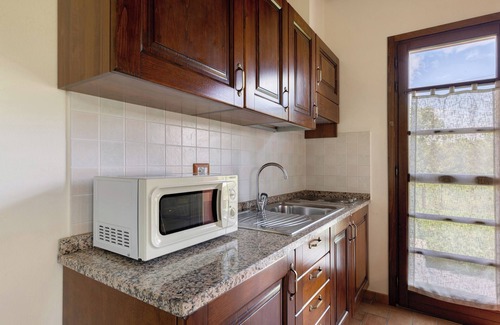 Montopoli in Val d'Arno Apartment | Studio Apartment 'Numero 2' with Shared Garden and Air Conditioning