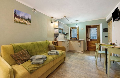 Maen Apartment | Studio 'Les Fleurs' with Wi-Fi