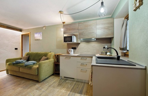 Maen Apartment | Studio 'Les Fleurs' with Wi-Fi