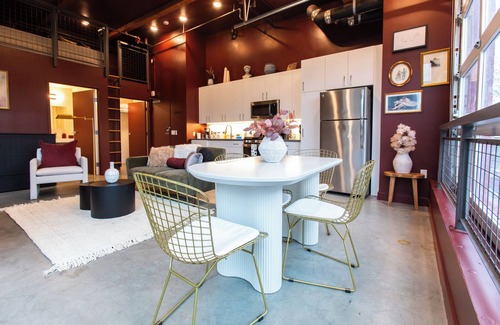 Lacy Apartment | Studio loft with garage door with AC located in the heart of DTSA