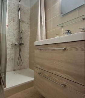 Costieres Apartment | studio Nimes capouchiné parking et balcon proche centre