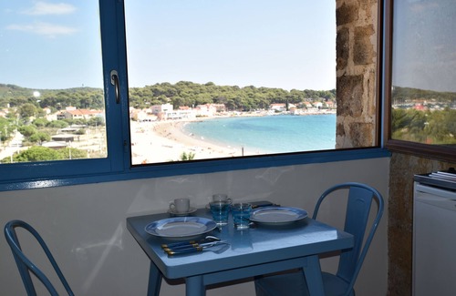 Les Sablettes Apartment | Studio on the Beach, feet in the water