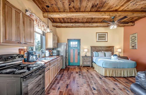 Sedona Apartment | Studio, Peaceful Retreat in Chapel Area-Pets OK! Rustic Stay!