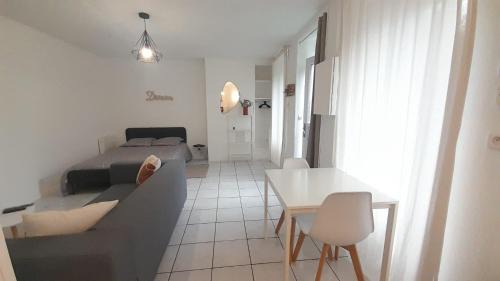 Vierzon Apartment | Studio RDC l'Auron- wifi - cour